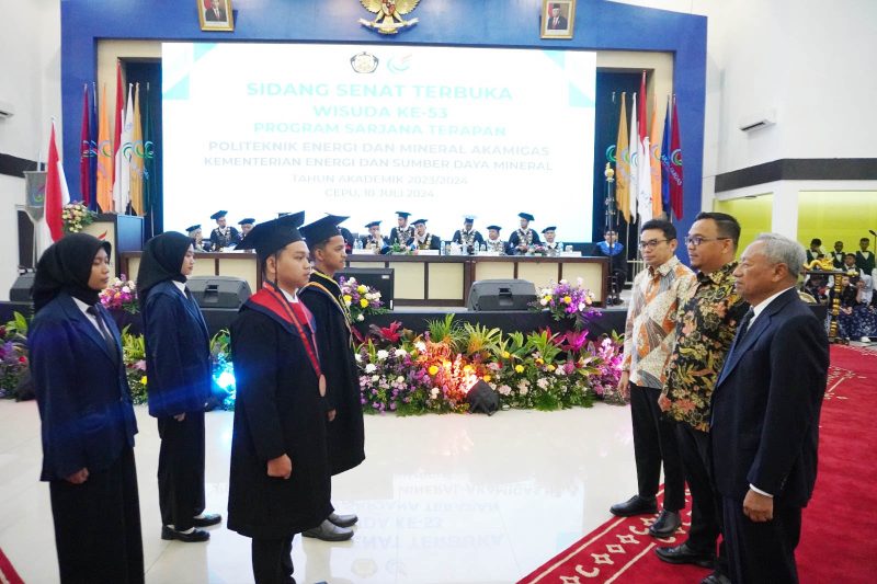 Adhitya Teguh Wahyudianto (dua dari kiri) saat mengikuti wisuda di kampus PEM Akamigas