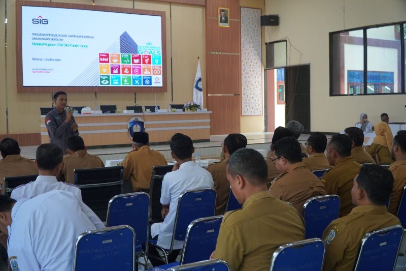 Suasana sosialisasi pengolahan sampah di Aula SMKN 1 Tuban.