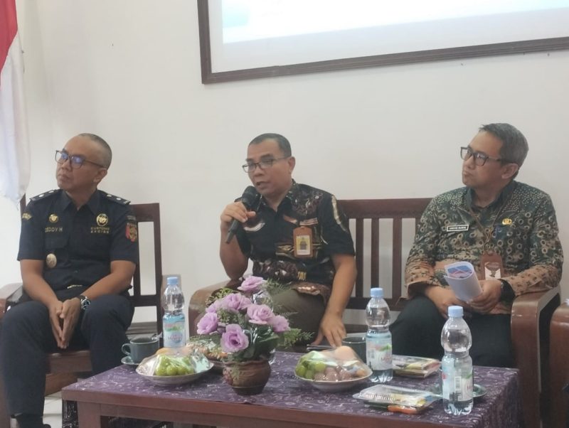 Kepala Kantor Pelayanan Pajak (KPP) Pratama, Hanis Purwanto, saat memberikan data perolehan pajak berbagai sektor