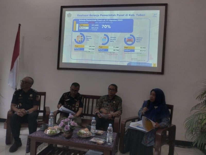 Kepala Kantor Pelayanan Perbendaharaan Negara Tuban, Martina Sri Mulyani saat memebrikan prees rilis monitoring DD tahap 2