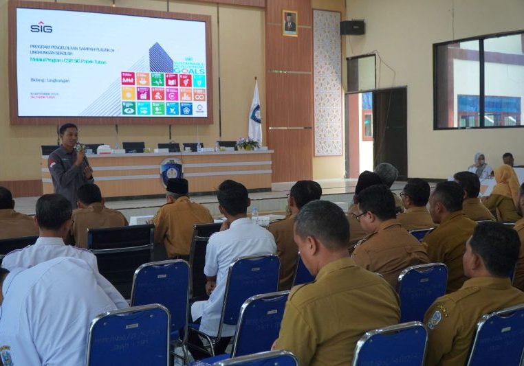 Suasana sosialisasi pengolahan sampah di Aula SMKN 1 Tuban.