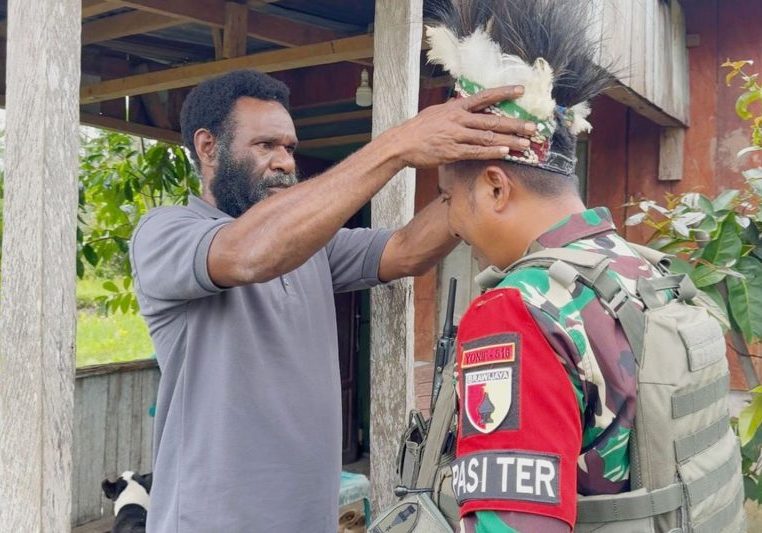 Pasi Ter Satgas Yonif 516/Caraka Yodha, Kapten Inf Heri Marianto disambut hangat dengan menerima mahkota Cenderawasih
