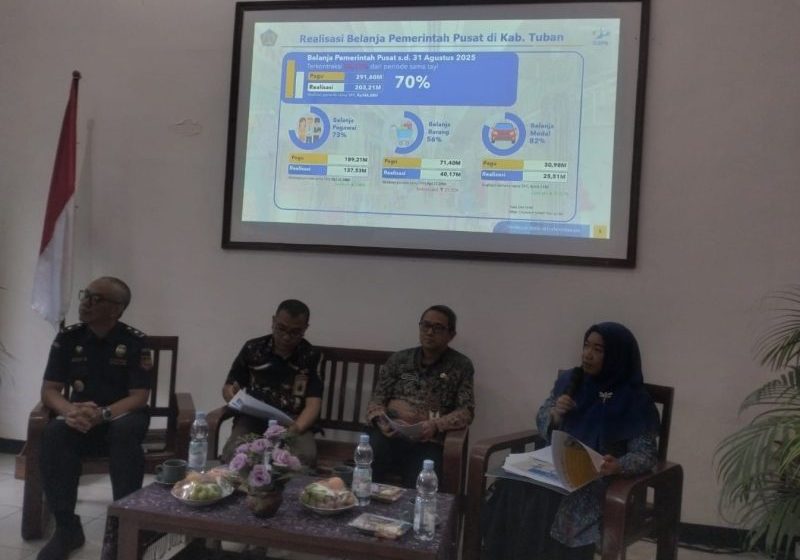 Kepala Kantor Pelayanan Perbendaharaan Negara Tuban, Martina Sri Mulyani saat memebrikan prees rilis monitoring DD tahap 2