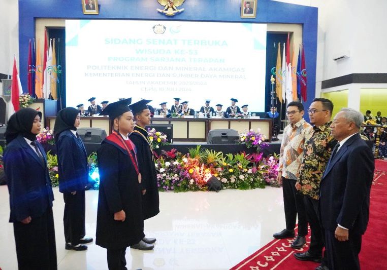 Adhitya Teguh Wahyudianto (dua dari kiri) saat mengikuti wisuda di kampus PEM Akamigas