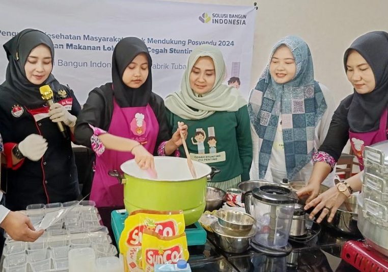 Ibu-ibu kader Posyando mempraktikan olahan makanan lokal menjadi hidangan bergizi